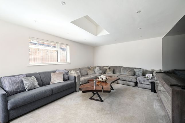 6, Chestnut Close, Camberley photo 2