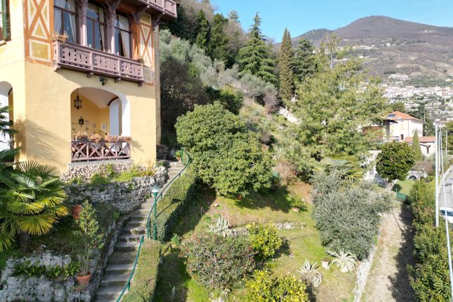 Villa for sale in Via Sarnico 5, Tavernola Bergamasca, Bergamo, Tavernola Bergamasca, Bergamo, Lombardy, Italy