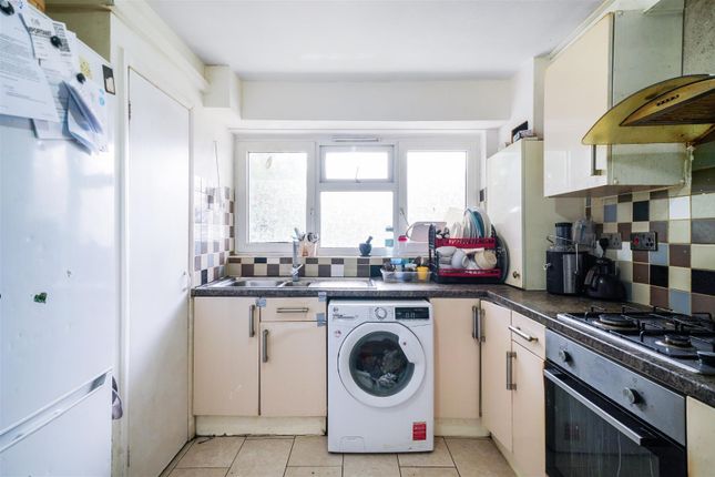 16 Burrmead Court, Tanfield Avenue, London photo 3