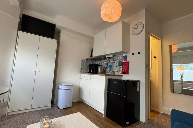 736 North Circular Road, London photo 3