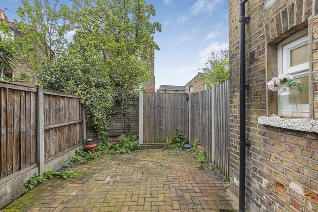 Flat to rent in Pond Farm Estate, Millfields Road, London