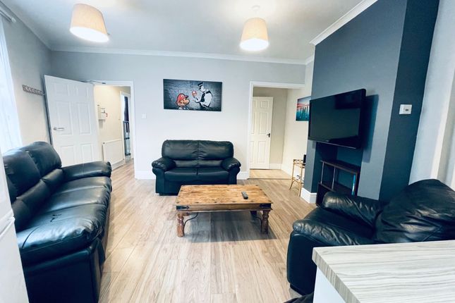 Bright, Well-Presented Living Room With Comfortabl...