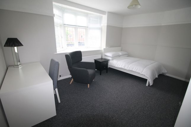Thumbnail Room to rent in Main Road, Gidea Park