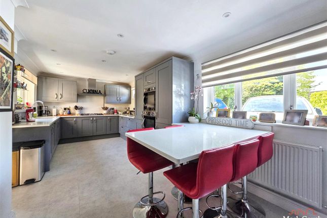 18, Heymede, Leatherhead photo 4