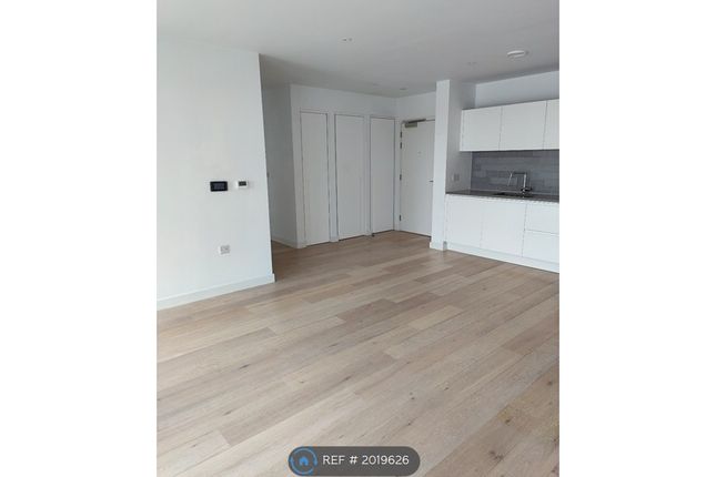Flat to rent in Laker House, London