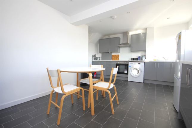 Semi-detached house for sale in Kingsfield Gardens, Bursledon, Southampton