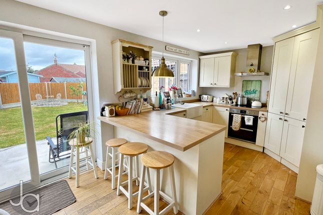 3, Gainsborough Close, Colchester photo 4