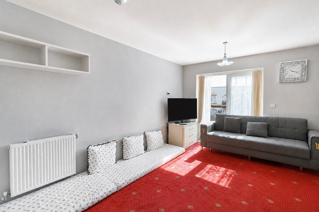 53, Featherstone Court, Southall photo 3