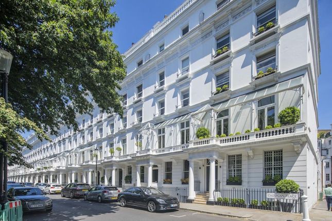 Thumbnail Flat for sale in Cadogan Place, Belgravia