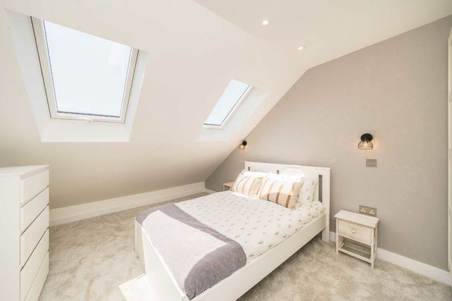 Flat 4, 30, Hoyle Road, London photo 4