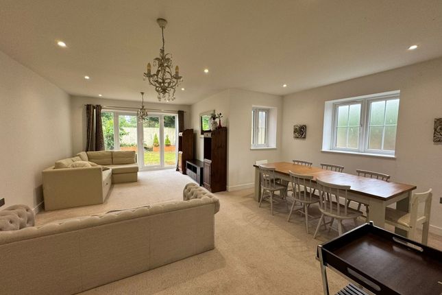 4 Cressex Square, Booker, High Wycombe photo 3