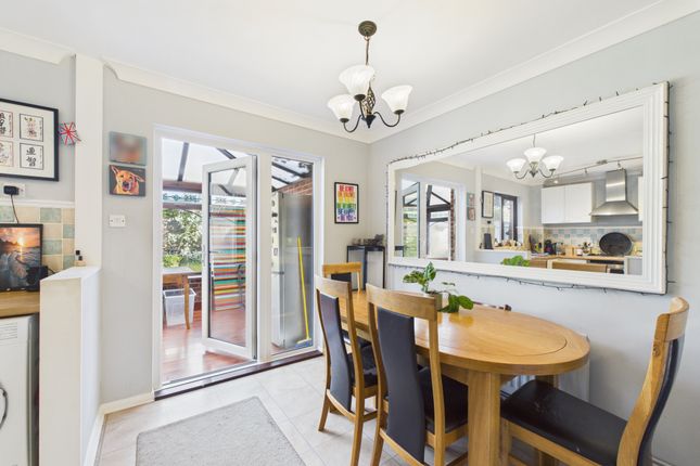 7 Shandys Close, Horsham photo 4