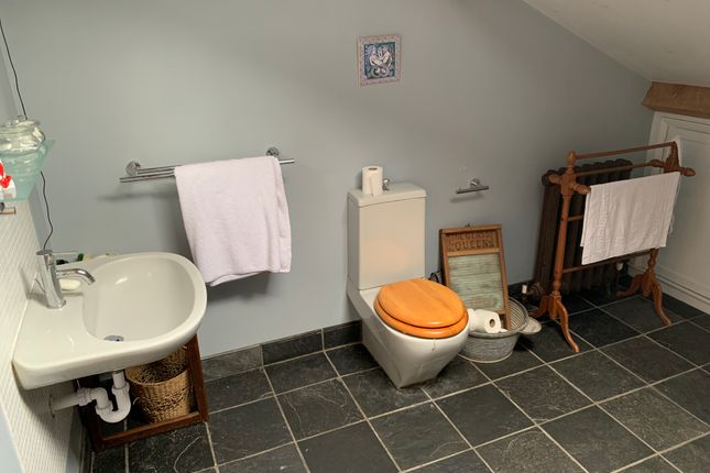 Piper Cottage - Main Bathroom