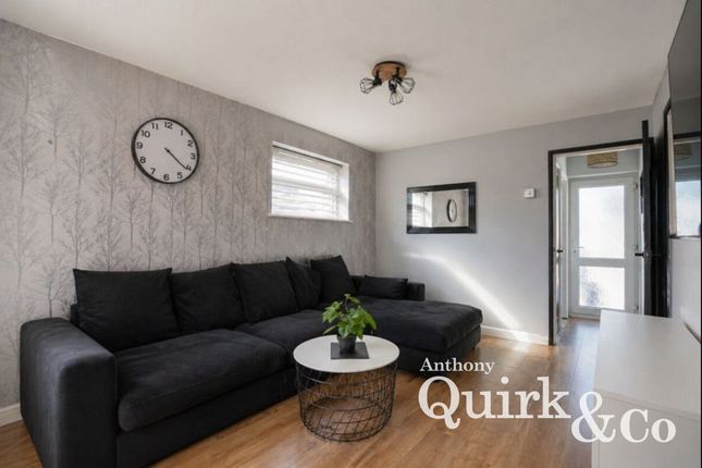 4, Barnards Avenue, Canvey Island photo 3
