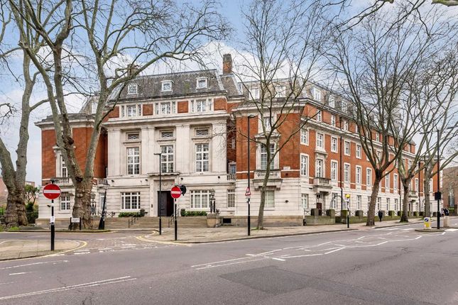 Flat to rent in Rosebery Avenue, London