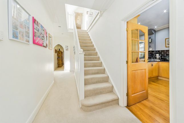 Fern House, Snow Hill, Crawley photo 2