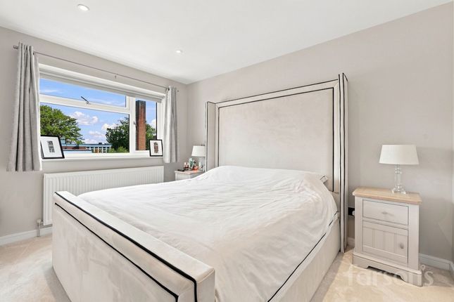 3 Paglesfield, Brentwood photo 4