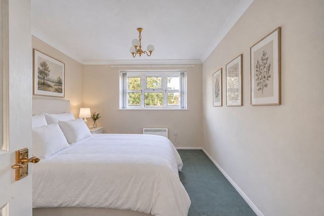 Flat Flat 4, Hamilton Court, Eastwick Park Avenue, Leatherhead photo 3