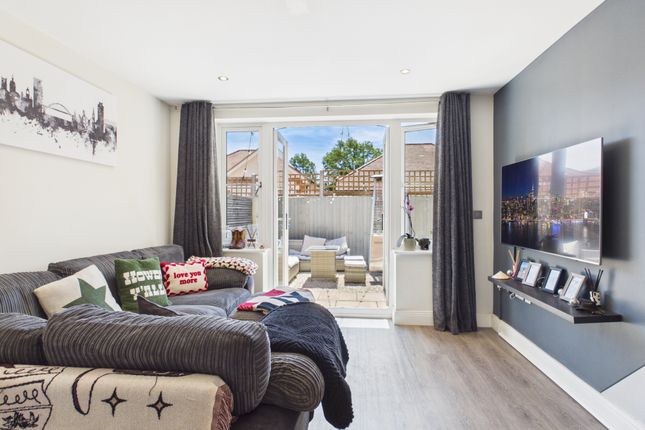 9 Queens Court, High Wycombe photo 3