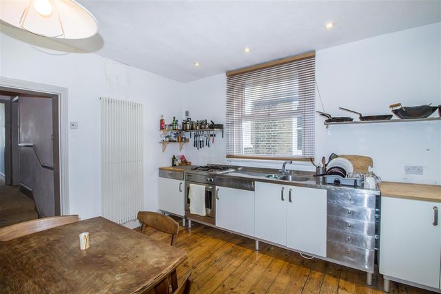 Maisonette to rent in Havelock Road, London