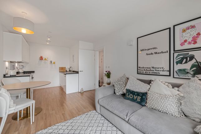 8, Mapleton Crescent, London photo 4