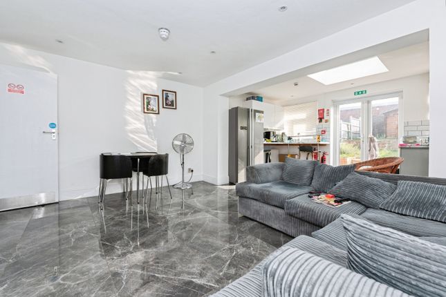 4, Giffordside, Grays photo 3