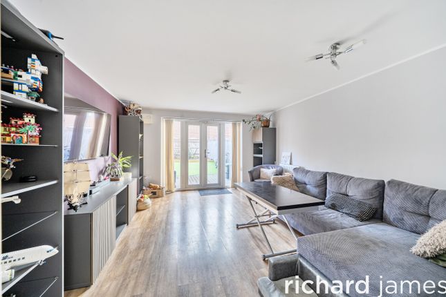 11, Lavinia Walk, Swindon photo 2