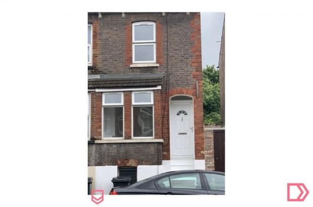 Terraced house to rent in High Street North, Dunstable, Bedfordshire