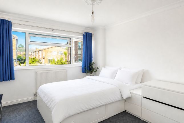 16 Bracken Avenue, Bracken Avenue, London, SW12, London photo 3