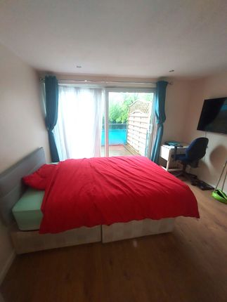Radnor Close, Mitcham photo 5