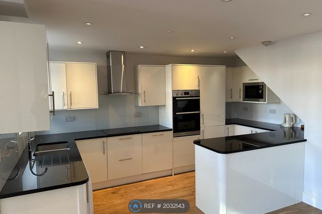 Terraced house to rent in Dunston Road, London
