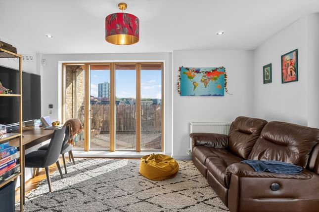 Flat 5, 3 Queens Road West, London photo 3