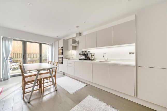 Flat 2, 13, Harlow Gardens, Kingston Upon Thames photo 3