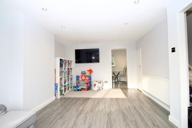 22, Highclere Gardens, Woking photo 4