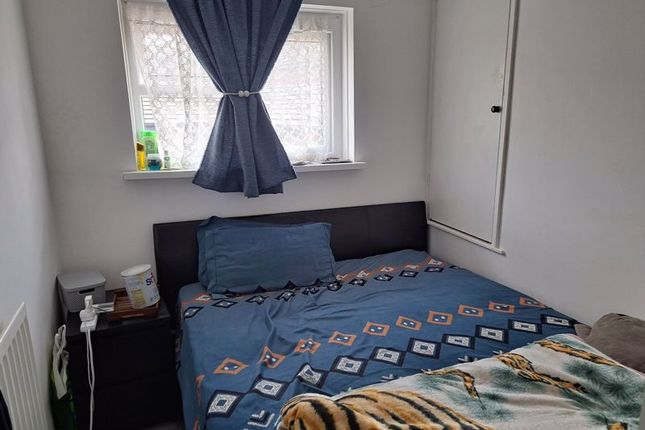 Flat for sale in Roslyn Close, Smethwick