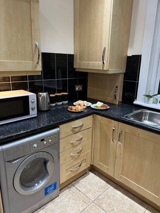 Flat to rent in Melrose Avenue, Willesden Green, London