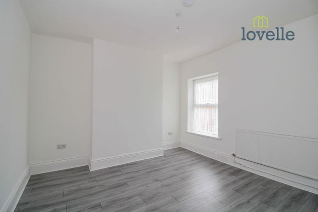 Flat for sale in Ainslie Street, Grimsby