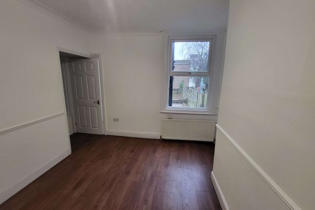 12 Russell Street, Luton photo 2