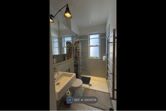 B Ormiston Grove, London photo 4