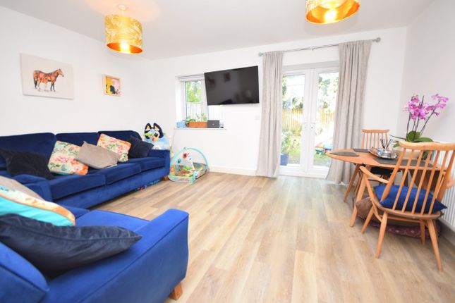 24, Juniper Close, Farnham photo 3
