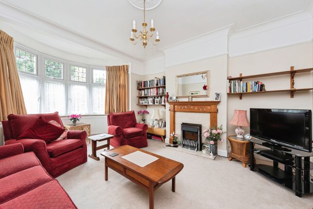 42, The Hollands, Worcester Park photo 2