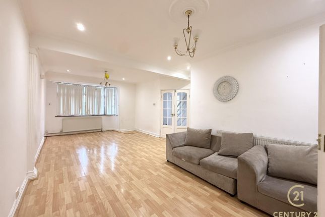 40, Crosslands Avenue, SOUTHALL photo 4
