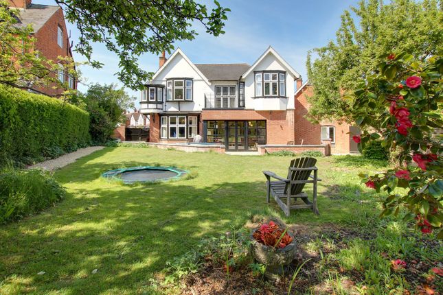2 Stoughton Drive North, Leicester photo 4