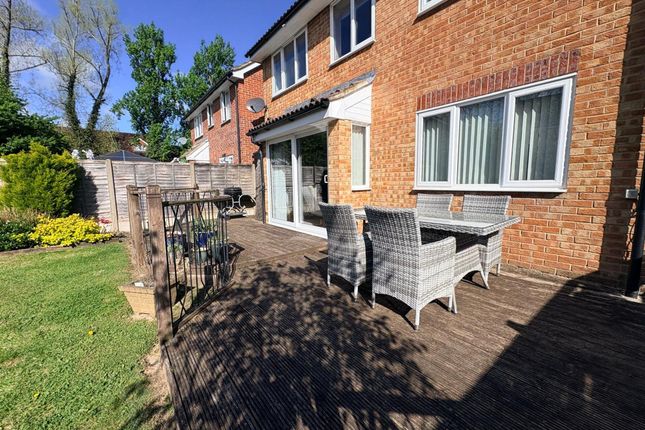 24 Grasslands, Horley photo 4