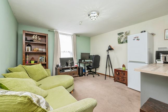 Flat 1, Montague House, 2-3, Kent Square, Great Yarmouth photo 4