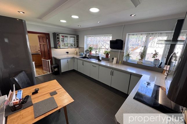 Highlands Bungalow,, The Avenue, Rhondda Cynon Taff photo 4