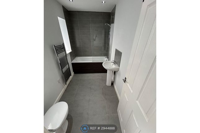 Flat, High St, Heckmondwike photo 2