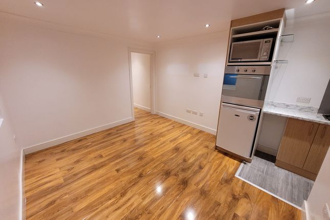 Thumbnail Flat to rent in Hatton Avenue, Slough