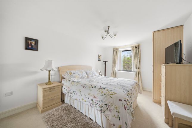 Flat for sale in Oatlands Avenue, Weybridge, Surrey