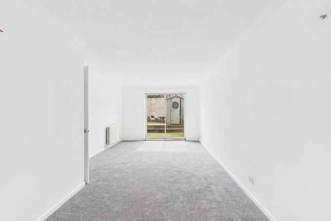 4 James Close, Marlow photo 2